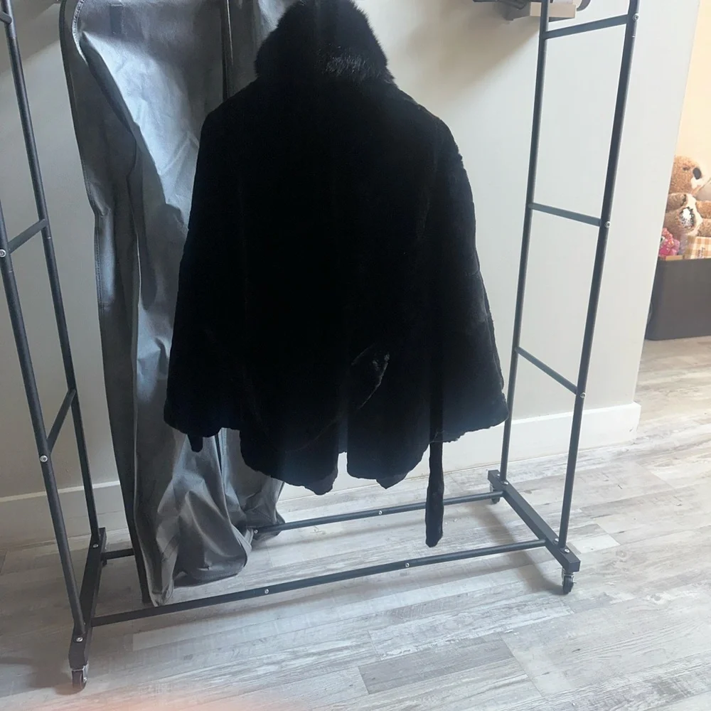 Elegant Black Faux Fur Cape - Picture 6 of 8
